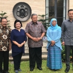 Bakal Cagub Jatim, Khofifah Indar Parawansa bertemu Ketua Umum Partai Demokrat, Susilo Bambang Yudhoyono di Jakarta. Dalam pertemuan itu turut hadir Pakde Karwo, Ani Yudhoyono dan AHY. Foto : IST.