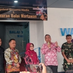 Wakil Bupati Magetan memberikan sambutan saat peresmian balai wartawan Magetan. Foto: Hendro Suhartono/BANGSAONLINE