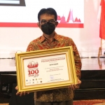 Kepala Dinas Komunikasi dan Informatika Kota Kediri, Apip Permana, saat menerima penghargaan di International Convention Exhibition. Foto: Ist