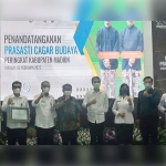 Foto bersama Bupati Madiun dan OPD terkait serta para penerima sertifikat cagar budaya.