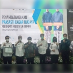 Foto bersama Bupati Madiun dan OPD terkait serta para penerima sertifikat cagar budaya.