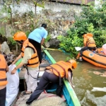 Kelompok Nelayan Sukorejo bersama BPBD, DLH, dan mahasiswa UISI saat bersih-bersih Kali Lamong. (Ist)
