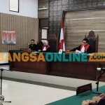 Majelis Hakim PN Kota Kediri saat menjatuhkan vonis penjara seumur hidup kepada Rohmad Tri Hartanto, terdakwa kasus pembunuhan dengan cara mutilasi. Foto: MUJI HARJITA/BANGSAONLINE
