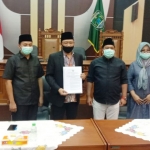 Ketua DPRD Pasuruan M. Sudiono Fauzan didampingi tiga pimpinan lainnya menyampaikan surat keputusan hasil penyelidikan kasus proyek pengadaan masker yang diduga ditumpangi oknum anggota dewan.