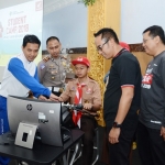 Instruktur Safety Riding MPM Honda Jatim, Hari Setiawan mendampingi peserta pada acara Student Camp pada 2018 lalu. Turut menyaksikan, GM Corporate Communication PT. AHM, Ahmad Muhibbuddin dan Part Division Head MPM Honda Jatim, Hari Subagiyo.