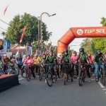 
Bupati Jombang, Hj Mundjidah Wahab saat lepas kegiatan Fun Bike di depan Mapolres Jombang.