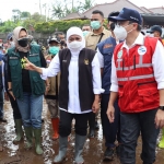 Gubernur Jawa Timur, Khofifah Indar Parawansa, saat meninjau lokasi banjir bandang di Kota Batu.