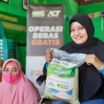 Sulistyowati saat menerima bantuan sembako.