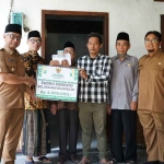 Gus Qowim saat menyerahkan bantuan dari Baznas Kota Kediri untuk korban kebakaran. Foto: Ist