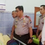 Kapolda Jatim saat menjenguk Bripka Yulianto  di Rumah Sakit Bhayangkara Surabaya, Jumat (16/2). 