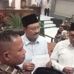 Gus Ipul saat menemui aktivis yang tergabung dalam LSM ATUR didampingi ketua DPRD di gedung paripurna. 