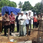 Wabub Sanusi saat berdoa sebelum meletakkan batu pertama.