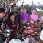 Pedagang daging sapi saat melayani pembeli. foto: RAHMATULLAH/ BANGSAONLINE