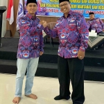 Ketua PPDI Mojokerto Heru Mulyana berjabat tangan dengan Gus Barra setelah mengenakan baju seragam PPDI kepada calon bupati Mojokerto 2004 itu. Foto: bangsaonnline