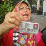 Dwi Woni Merdekowati menunjukkan kartu anggota Gardu Prabowo. (dendi martoni/BANGSAONLINE)