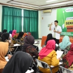 dr. Aldito Zafi sedang memberikan materi kepada peserta Sekolah Kader Kampung Sehat.