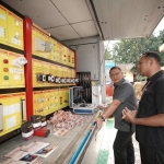 Kadindik Jatim Aries Agung Paewai saat meninjau salah satu sarana dan prasarana milik salah satu SMK di Malang. (Ist)