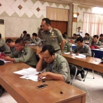 Agung Endro, Kabid Pembinaan Umum dan Perlindungan Masyarakat Dinas Satpol PP Gresik saat mengawasi anggotanya yang sedang ikuti uji kompetensi. foto: SYUHUD/ BANGSAONLINE