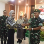 Wali Kota Kediri Vinanda Prameswati saat menyerahkan potongan tumpeng Danbrigif 16 Wira Yudha, Kolonel Inf Taufik Ismail. (Ist)