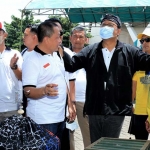 Wali Kota Pasuruan, Saifullah Yusuf (jaket hitam), saat membuka festival burung di GOR Untung Suropati.