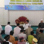 Ketua Baznas Kota Malang Dr. HM. Fauzan Zenrif, M.Ag saat memimpin bacaan toyyibah di Masjid As Sakinah Janti Barat, Kelurahan Bandungrejosari, Sukun Kota Malang, Minggu (27/05). foto: IWAN/ BANGSAONLINE