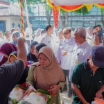 Sekda  Gresik, Achmad Washil Miftahul Rachman bersama Kadis Pertanian Eko Anindito Putro saat pembukan GPM di Kelurahan Gulomantung, Kecamatan Kebomas. FOTO: ist.