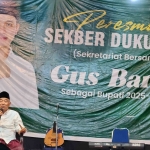Prof Dr KH Asep Saifuddin Chalim, MA saat pidato dalam acara peresmian Sekretariat Bersama Dukung Gus Barra di Jalan Airlangga Mojosari Mojokerto, Ahad (19/5/2024) malam. Foto: bangsaonline