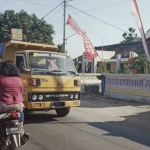 Salah satu dum truck pengangkut material pembangunan Dermaga Pelabuhan Jangkar.