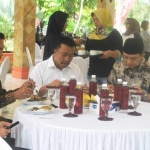 Menpora Imam Nahrawi saat sarapan bareng Bupati Ngawi Budi Sulistyono. foto: ZAINAL ABIDIN/ BANGSAONLINE