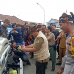 Kapolres Pasuruan, AKBP Bayu Pratama Gubunagi saat meresmikan paguyuban Jeep Bromo di Desa Wonokitri.