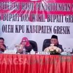 Komisioner KPUD Gresik saat menggelar rekapitulasi suara. foto: syuhud/ BANGSAONLINE