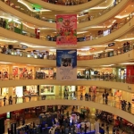 Salah satu pusat perbelanjaan di Surabaya. Foto: tiket.com