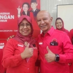 Bendahara DPC PDIP Gresik Siti Muafiyah (kiri) bersama pengurus DPP PDIP, Said Abdullah. Foto: Ist.
