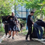 Para OPD dan warga memunguti sampah yang berserakan di pinggir jalan. (Ist)