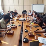 Dinas Perindustrian dan Tenaga Kerja Bojonegoro saat menggelar rapat lanjutan membahas pengelolaan sumur tua bersama Pertamina EP, SKK Migas dan BUMD PT BBS. foto: EKY NURHADI/ BANGSAONLINE