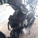 Sepeda motor korban rusak parah di bagian depan.