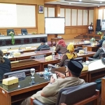 DPRD Gresik ketika menggelar paripurna. foto: SYUHUD/ BANGSAONLINE