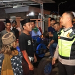 Kapolres Kediri Kota AKBP Bramastyo Priaji saat berdialog dengan warga (dok. Ist)