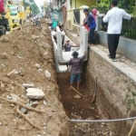 Pengerjaan box culvert di sepanjang jalan Tumapel, Kelurahan Candirenggo Kecamatan Singosari, Kabupaten Malang. 