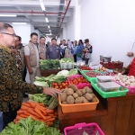 Pj. Wali Kota Batu Aries Agung Paewai (kiri) saat berbincang dengan salah satu pedagang.