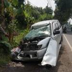 Kondisi mobil Panther usai tabrak truk tronton. foto: RONY S/ BANGSAONLINE