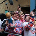Warga Inggris merayakan kelahiran putra ke-3 Kate. foto: mirror.co.uk
