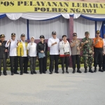 Pakde Karwo saat foto bersama Menko PMK, Kapolri, Panglima TNI, Menteri Perhubungan, Menteri PUPR dan Menteri Kesehatan serta Forkopimda Jatim.