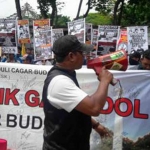 Para PKL eks Alun-alun Gresik saat demo di kantor DPRD Gresik. foto: syuhud/ bangsaonline