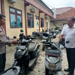 Kasi Humas Polres Pamekasan saat menunjukkan barang bukti di Polres Pamekasan