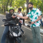 BAGI-BAGI: Pembagian masker dan hand sanitizer yang digelar PWI Sidoarjo dan BPJS Kesehatan, di perempatan Alun-alun Sidoarjo, Senin (22/6). foto: ist