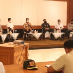 Bupati Gresik, Fandi Akhmad Yani, bersama pimpinan DPRD dan pejabat Forkopimda saat mensosialisasikan pemberlakuan pembayaran parkir non-tunai. Foto: SYUHUD/ BANGSAONLINE