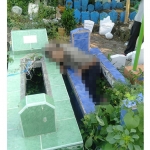 Kondisi Muhammad Subandrio (61), warga Jalan Sindujoyo, Kelurahan Kroman, Kecamatan Gresik, saat ditemukan meninggal di atas kuburan. Foto: Ist.