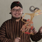 Bupati Kediri Hanindhito Himawan Pramono dengan wayang kulit bernama Wisanggeni. foto: ist.