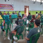 Demi mengantisipasi adanya klaster baru pada kegiatan penyerahan bantuan sosial di Aula Kantor Desa Jogorogo, anggota Koramil Jogorogo Kodim Ngawi bersama bhabinkamtibmas melaksanakan pendampingan dan pemantauan, Kamis (26/8/2021). (foto: ist)